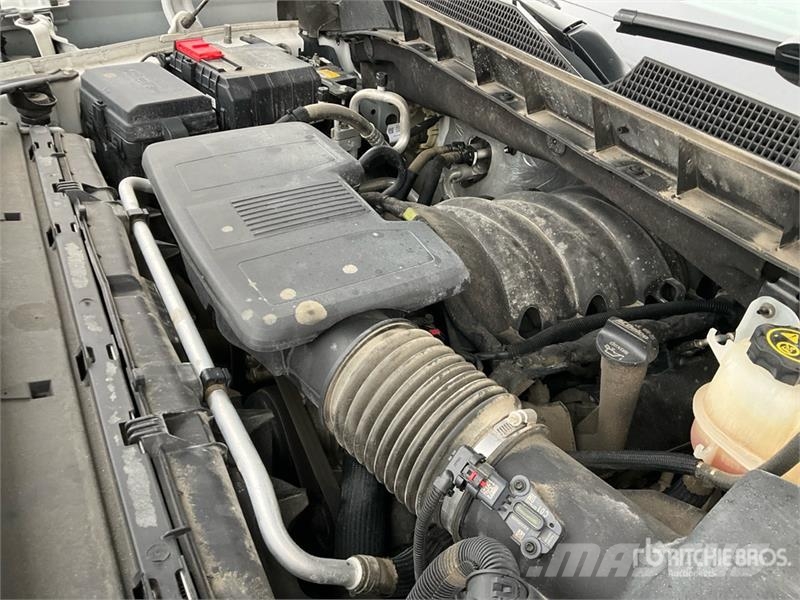 Chevrolet Silverado 1500 LT 4x4 Crew Cab Pickup Egyéb
