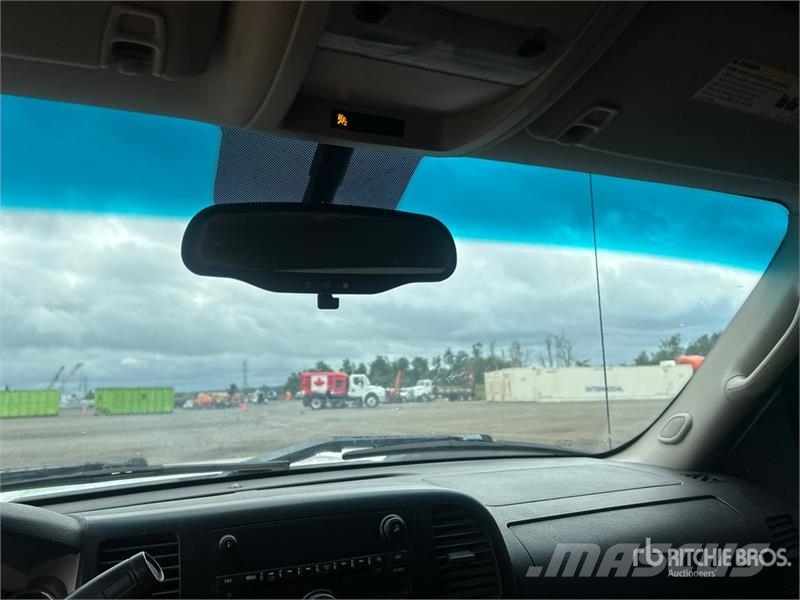 Chevrolet Silverado 1500 4x4 Extended Cab Pickup Outro
