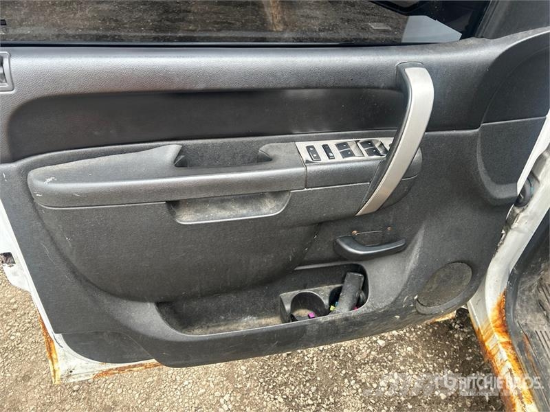 Chevrolet Silverado 1500 4x4 Extended Cab Pickup Outro