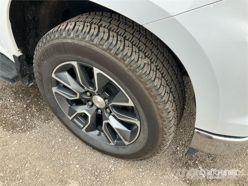 Chevrolet Silverado 1500 LT 4x4 Crew Cab Pickup Egyéb