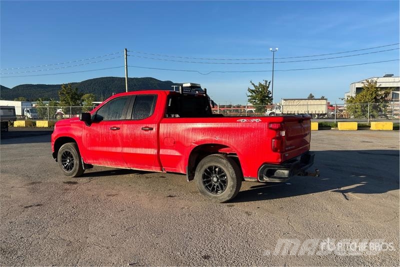 Chevrolet Silverado 1500 4x4 Crew Cab Pickup Další