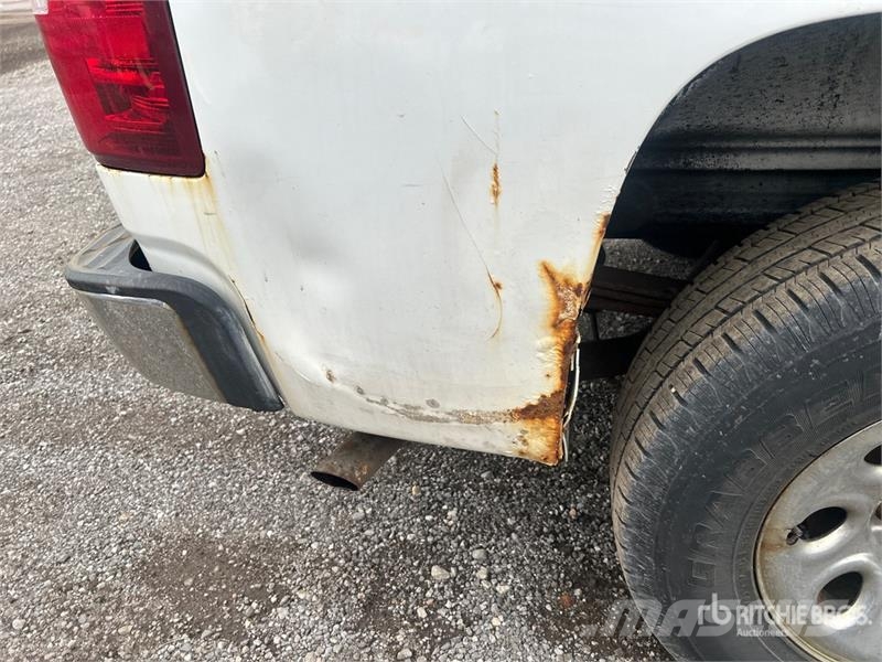 Chevrolet Silverado 1500 4x4 Extended Cab Pickup Outro