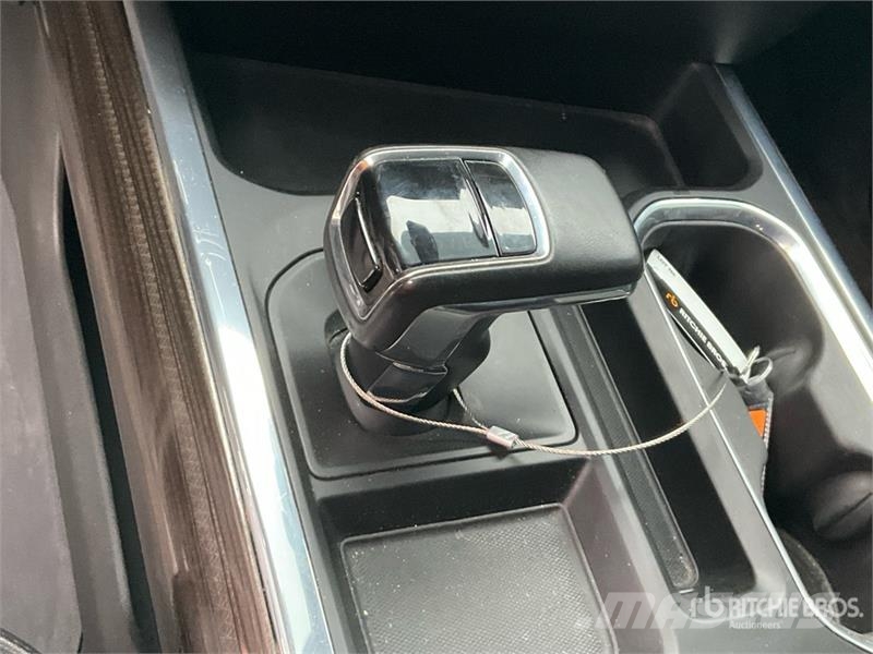 Chevrolet Silverado 1500 LT 4x4 Crew Cab Pickup Egyéb