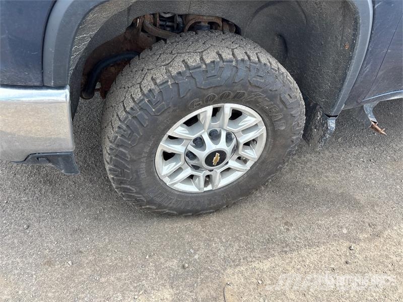 Chevrolet Silverado 2500 HD 4x4 Crew Cab Pickup أخرى