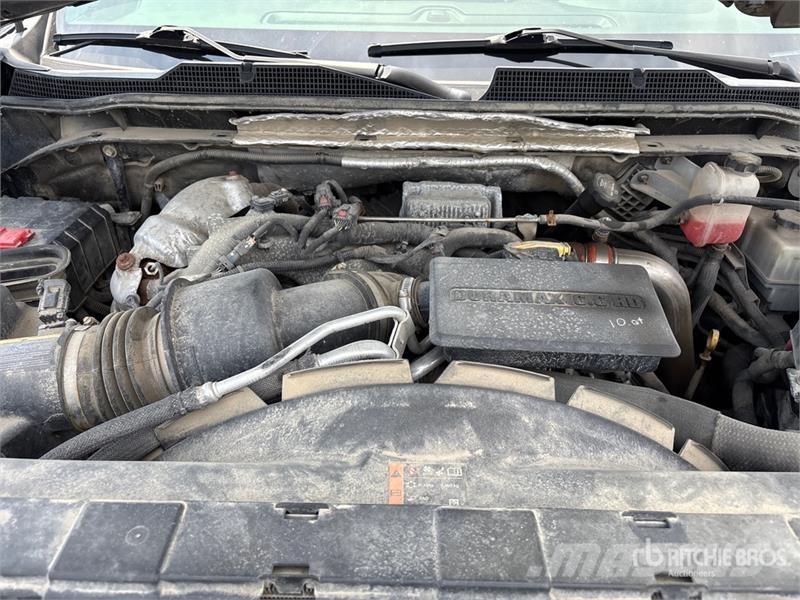 Chevrolet Silverado 2500 HD 4x4 Crew Cab Pickup أخرى