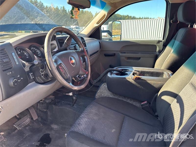 Chevrolet Silverado 2500HD 4x4 Snow Plow Truck Общински/универсални превозни средства
