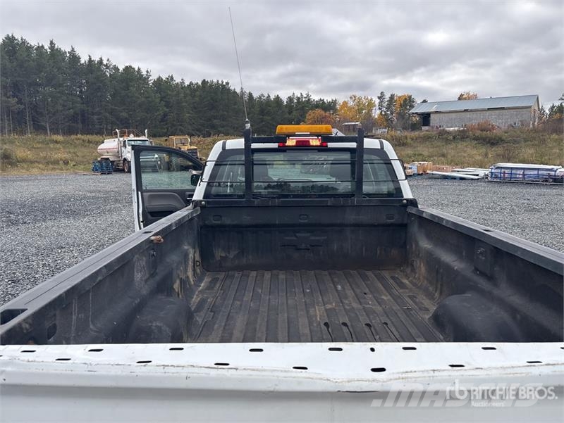 Chevrolet Silverado 2500 HD HD 4x4 Crew Cab Pickup Muu