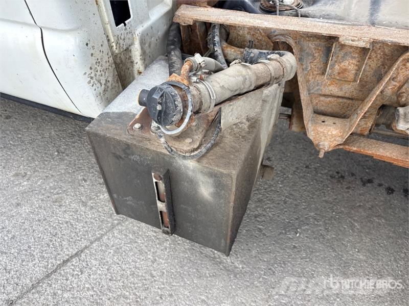 Chevrolet Silverado 3500 4x2 Crew Cab Pickup Diger