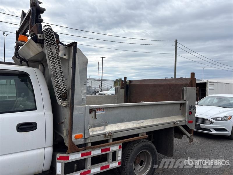 Chevrolet Silverado 3500 4x2 Crew Cab Dump Truck شاحنات قلابة