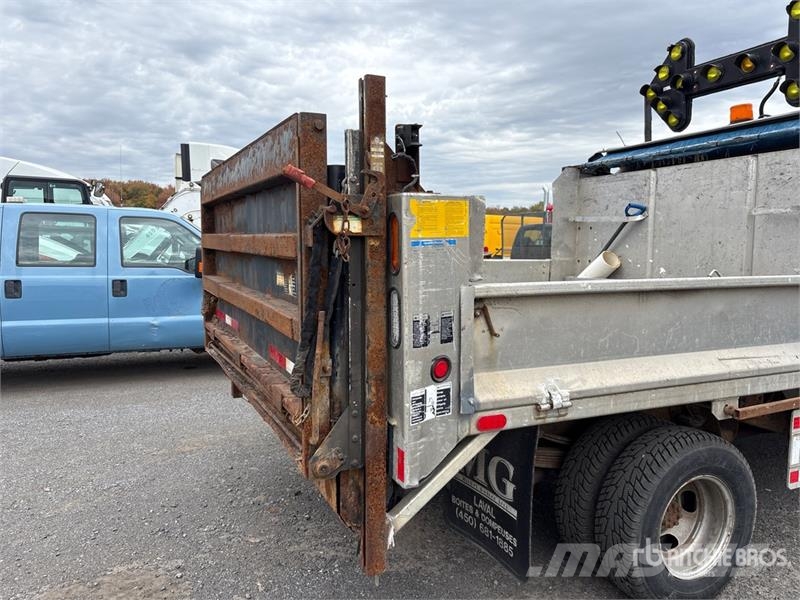 Chevrolet Silverado 3500 4x2 Crew Cab Dump Truck شاحنات قلابة
