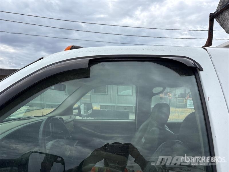 Chevrolet Silverado 3500 4x2 Crew Cab Dump Truck شاحنات قلابة