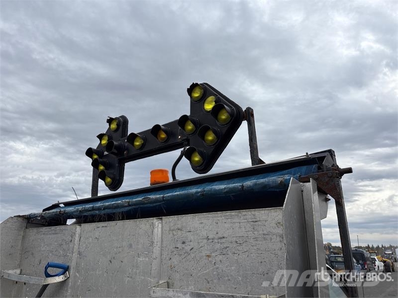 Chevrolet Silverado 3500 4x2 Crew Cab Dump Truck شاحنات قلابة