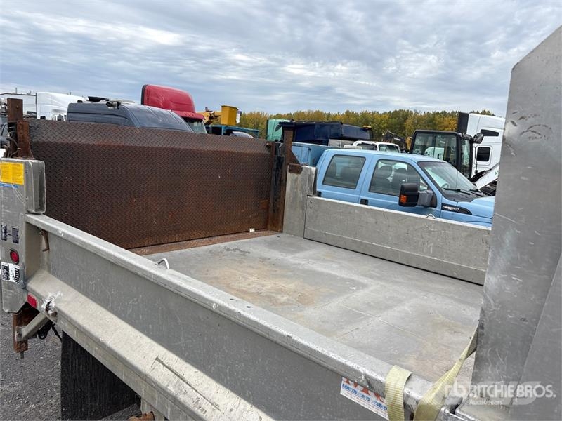 Chevrolet Silverado 3500 4x2 Crew Cab Dump Truck شاحنات قلابة