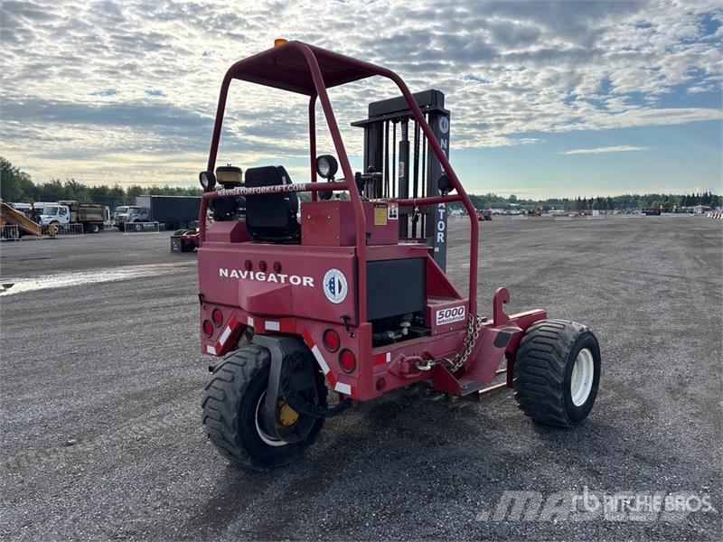  Chrisman Navigator RT5000 5000 lb 3x3 Truck Mounte Wózki widłowe montowane do pojazdów