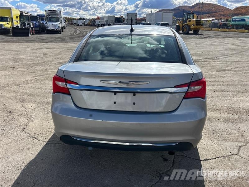Chrysler 200 Lengvieji automobiliai