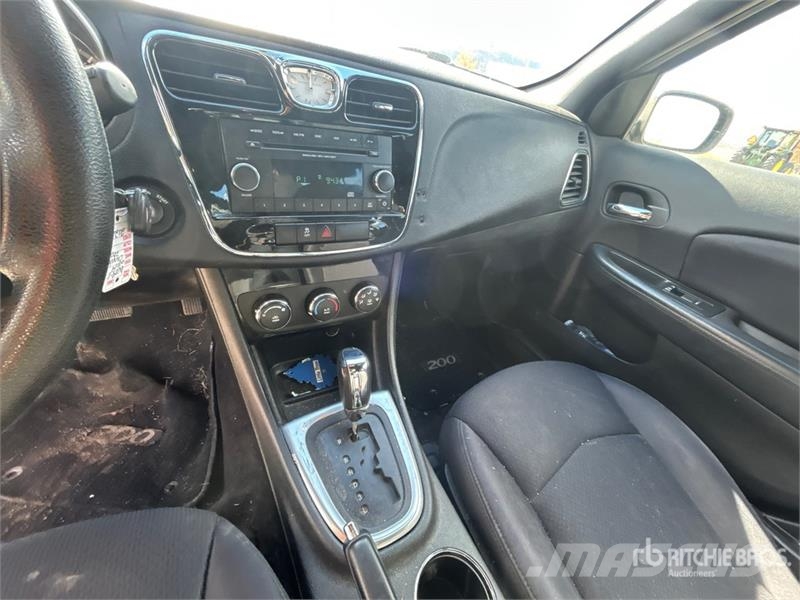 Chrysler 200 Lengvieji automobiliai