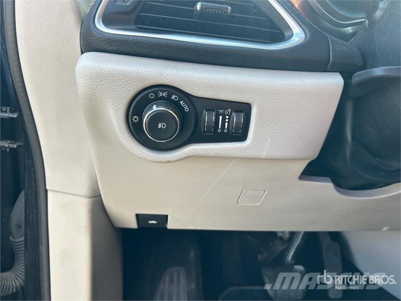 Chrysler Pacifica Plug-In Hybrid Minivan 汽车