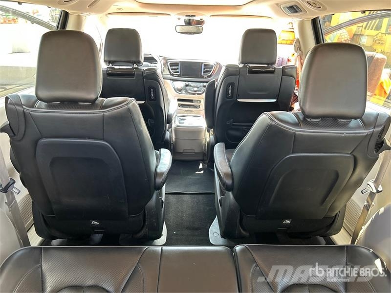 Chrysler Pacifica Plug-In Hybrid Minivan 汽车