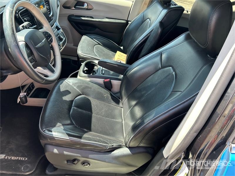 Chrysler Pacifica Plug-In Hybrid Minivan 汽车