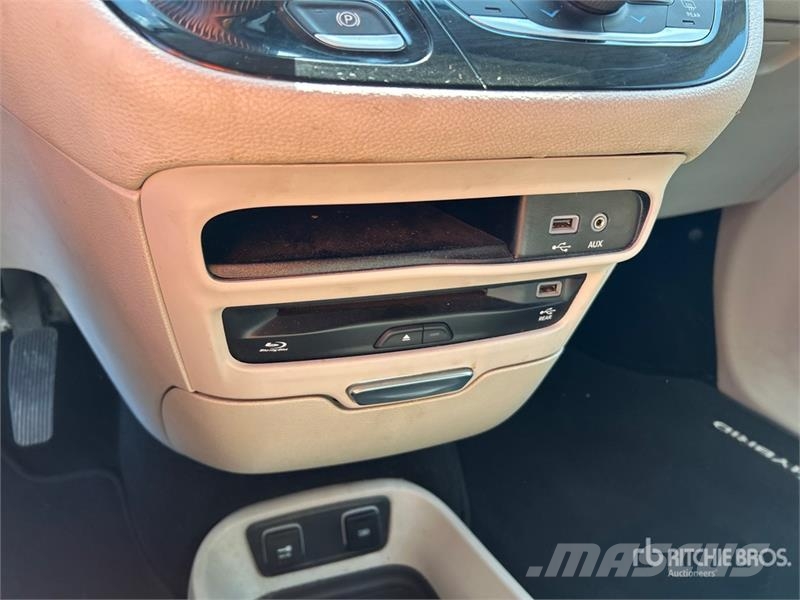Chrysler Pacifica Plug-In Hybrid Minivan 汽车