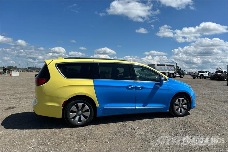 Chrysler Pacifica Plug-In Hybrid Minivan 汽车