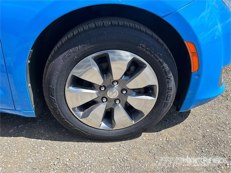 Chrysler Pacifica Plug-In Hybrid Minivan 汽车