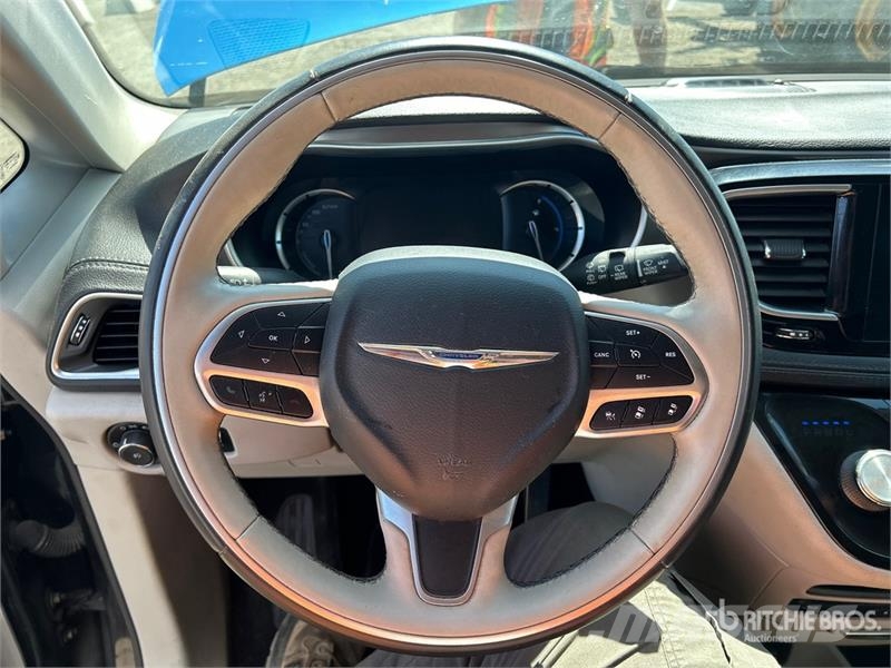 Chrysler Pacifica Plug-In Hybrid Minivan 汽车