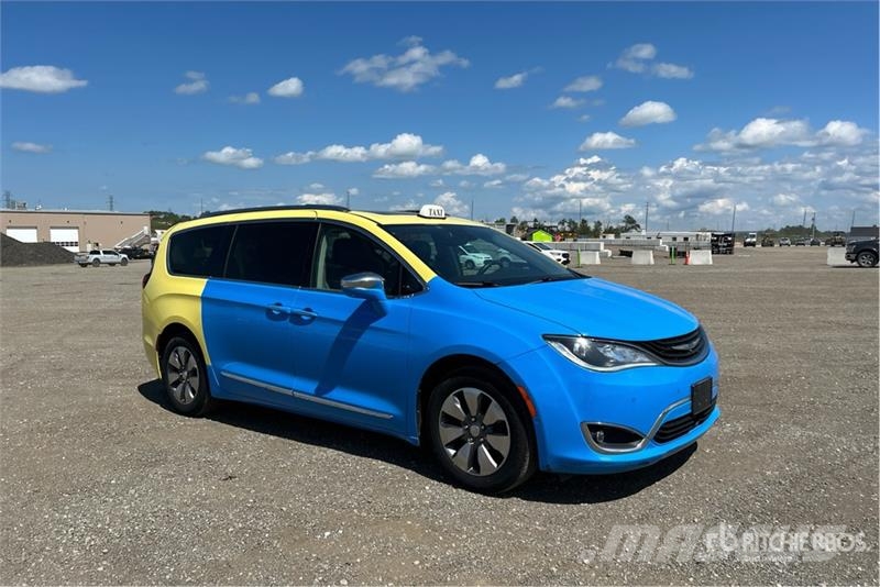 Chrysler Pacifica Plug-In Hybrid Minivan 汽车