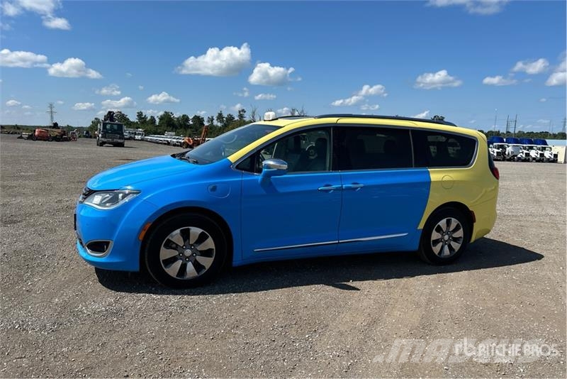 Chrysler Pacifica Plug-In Hybrid Minivan 汽车