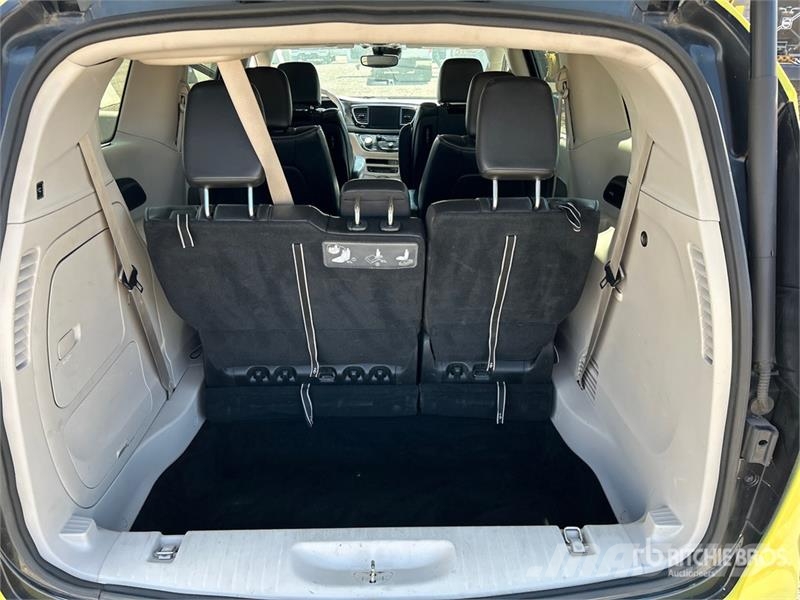 Chrysler Pacifica Plug-In Hybrid Minivan 汽车