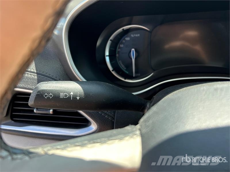 Chrysler Pacifica Plug-In Hybrid Minivan 汽车