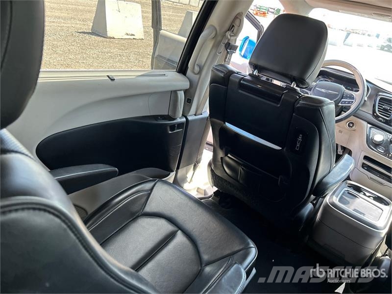 Chrysler Pacifica Plug-In Hybrid Minivan 汽车