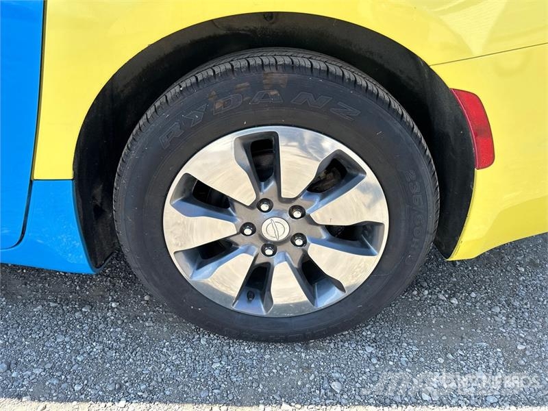 Chrysler Pacifica Plug-In Hybrid Minivan 汽车