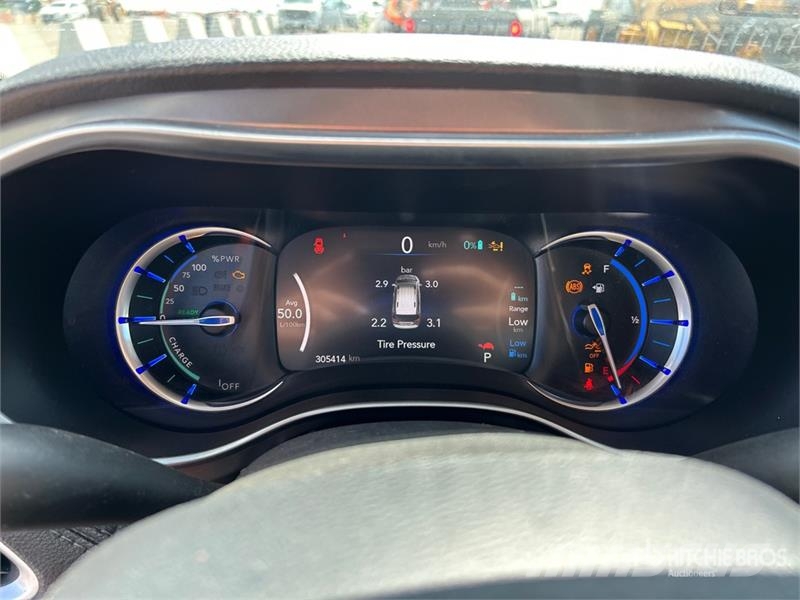 Chrysler Pacifica Plug-In Hybrid Minivan 汽车