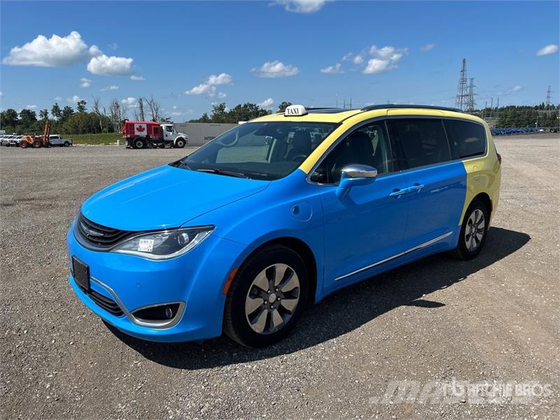Chrysler Pacifica Plug-In Hybrid Minivan 汽车
