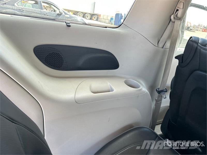 Chrysler Pacifica Plug-In Hybrid Minivan 汽车