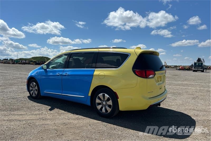 Chrysler Pacifica Plug-In Hybrid Minivan 汽车