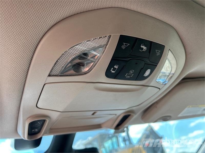 Chrysler Pacifica Plug-In Hybrid Minivan 汽车