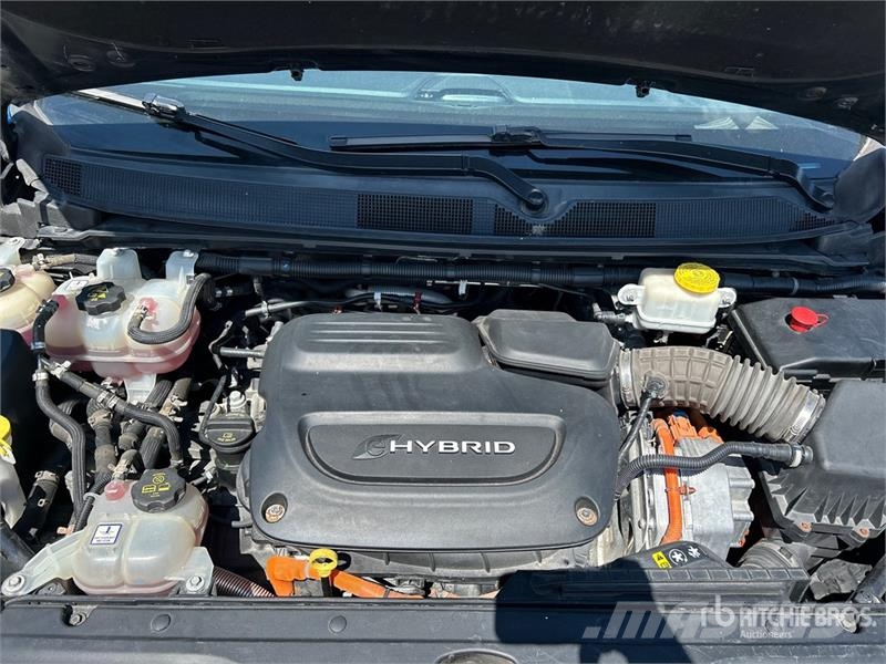 Chrysler Pacifica Plug-In Hybrid Minivan 汽车