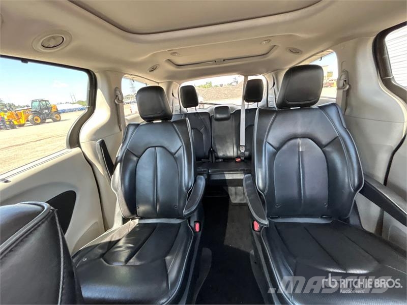 Chrysler Pacifica Plug-In Hybrid Minivan 汽车