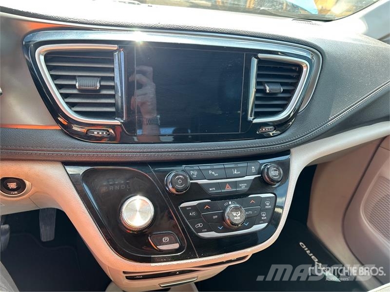 Chrysler Pacifica Plug-In Hybrid Minivan 汽车