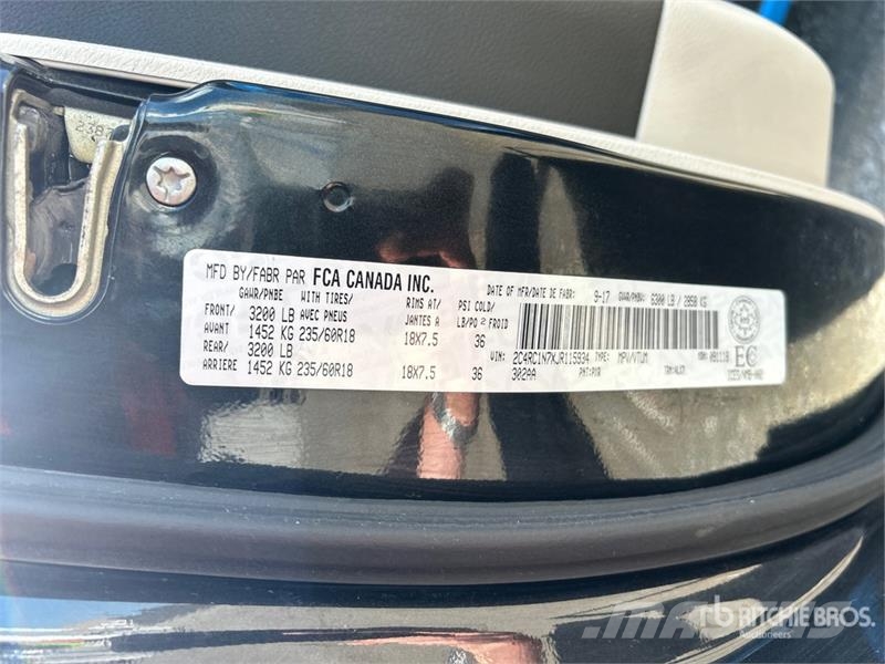 Chrysler Pacifica Plug-In Hybrid Minivan 汽车