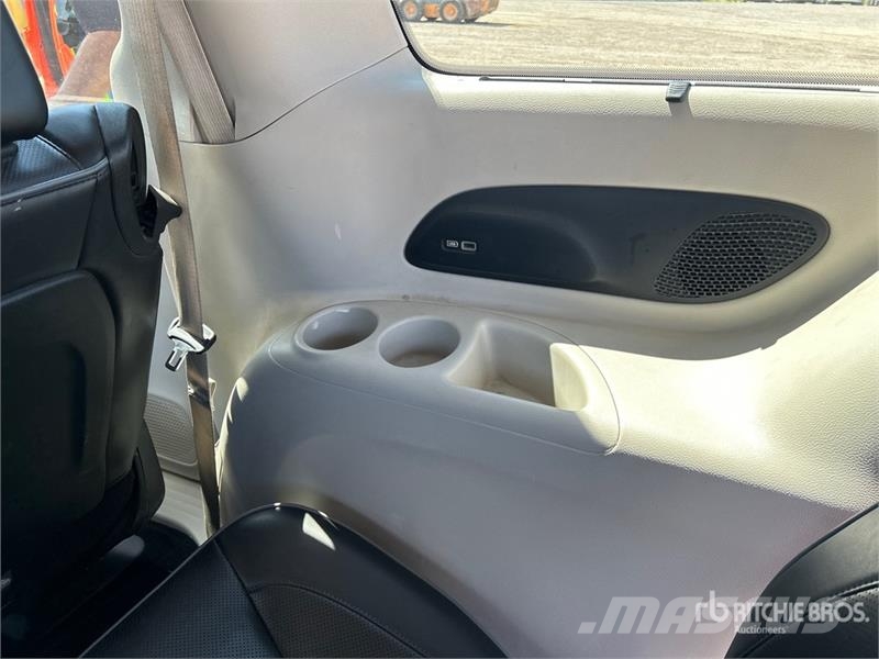 Chrysler Pacifica Plug-In Hybrid Minivan 汽车