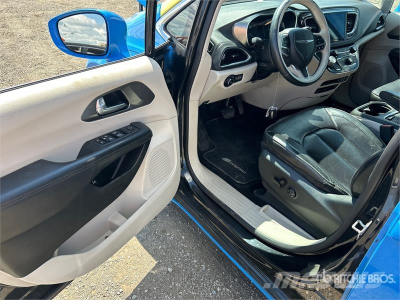 Chrysler Pacifica Plug-In Hybrid Minivan 汽车