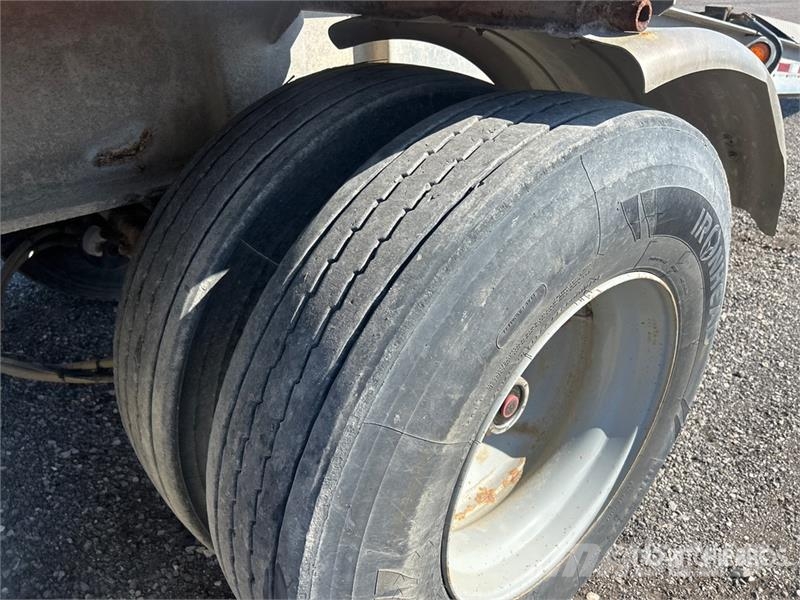 Cobra 17 ft Tri/A Pup Dump Trailer Bañera