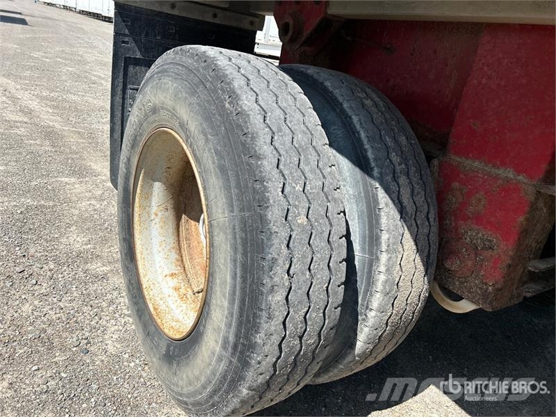 Cobra 33 ft Tri/A End Dump Trailer Bañera