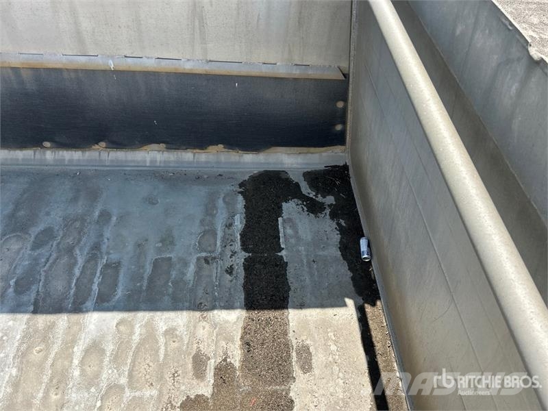 Cobra 33 ft Tri/A End Dump Trailer Bañera