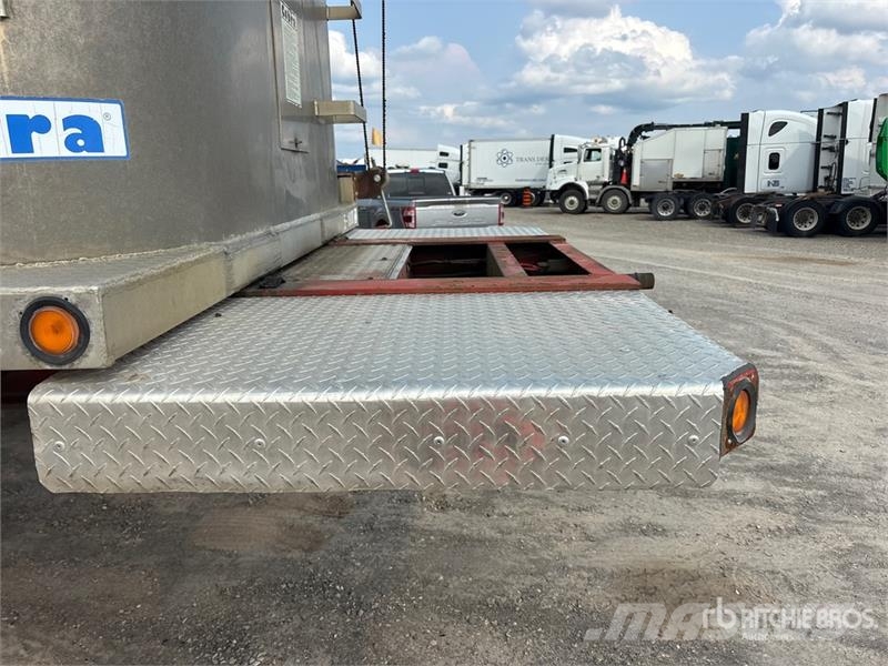 Cobra 33 ft Tri/A End Dump Trailer Bañera