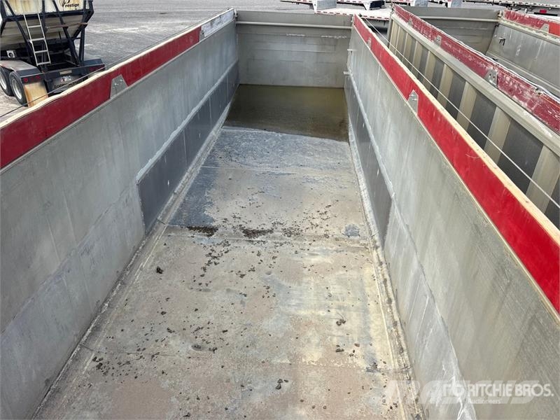 Cobra 33 ft Tri/A End Dump Trailer Bañera