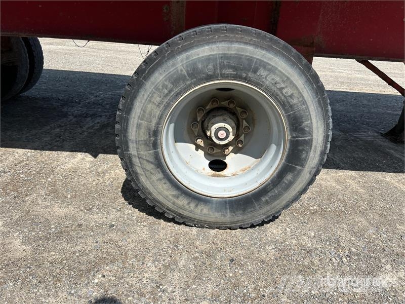 Cobra 33 ft Tri/A End Dump Trailer Bañera